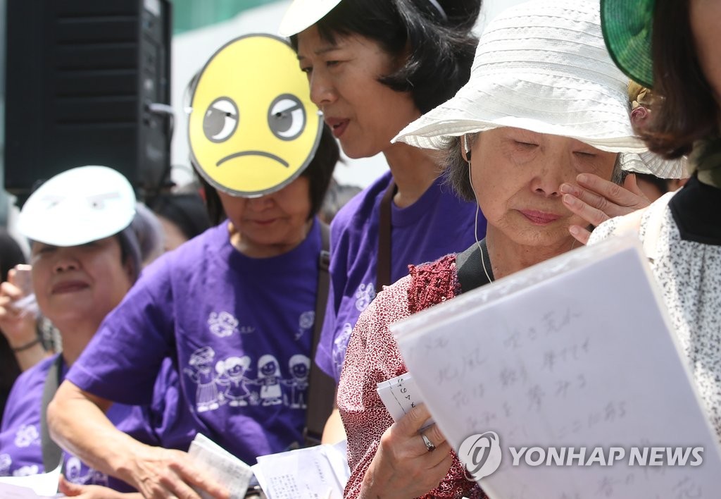 눈물 짓는 일본인 수요시위 참가자