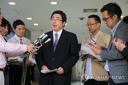 협의결과 설명하는 일본측 6자회담 수석대표
(도쿄=연합뉴스) 조준형 특파원 = 북핵 6자회담 일본측 수석대표인 이시카네 기미히로(石兼公博) 일본 외무성 아시아대양주국장이 1일 도쿄 외무성 청사에서 한미일 수석대표 협의 후 기자들에게 협의 결과를 설명하고 있다.
2016.6.1
jhcho@yna.co.kr