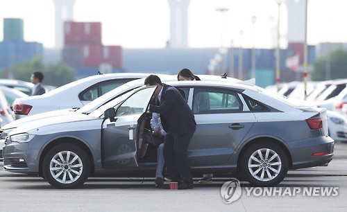 압수 차량 살펴보는 검찰