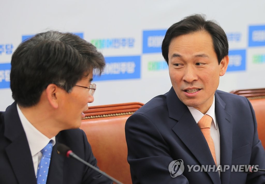 대화하는 우상호 박완주