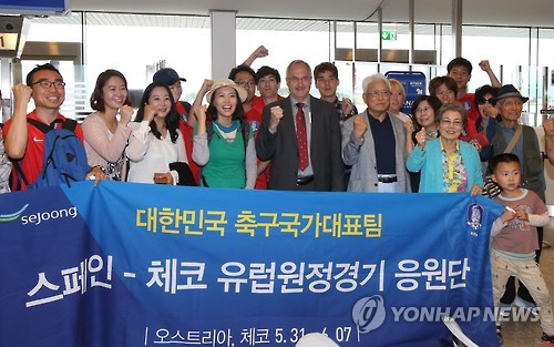 원정 응원단과 기념촬영 하는 슈틸리케 감독