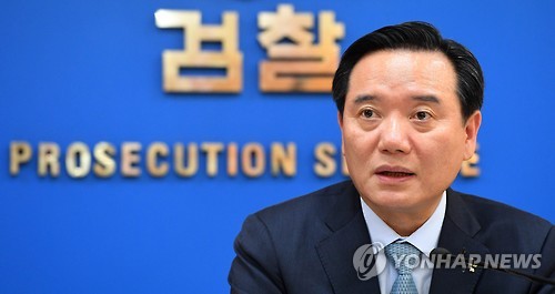 기자간담회 갖는 김현웅 장관