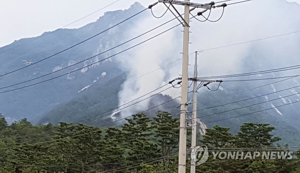 속초 설악산서 불…큰 불길 잡고 잔불 정리 중