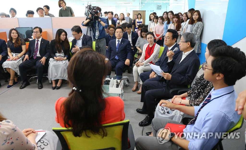 인사말 하는 김희옥 비대위원장