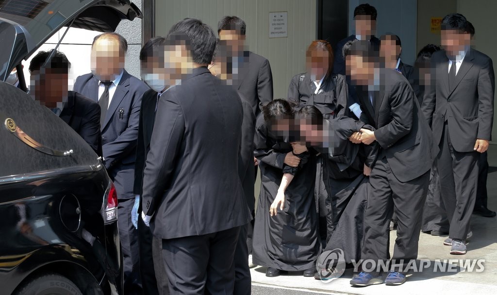 오열하는 유가족