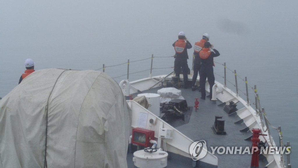 안갯속 충돌 사고로 어선 침몰…실종 선장 수색