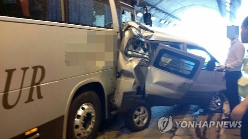 중앙고속도 통학버스-승합차 추돌…대학생 7명 다쳐 - 2
