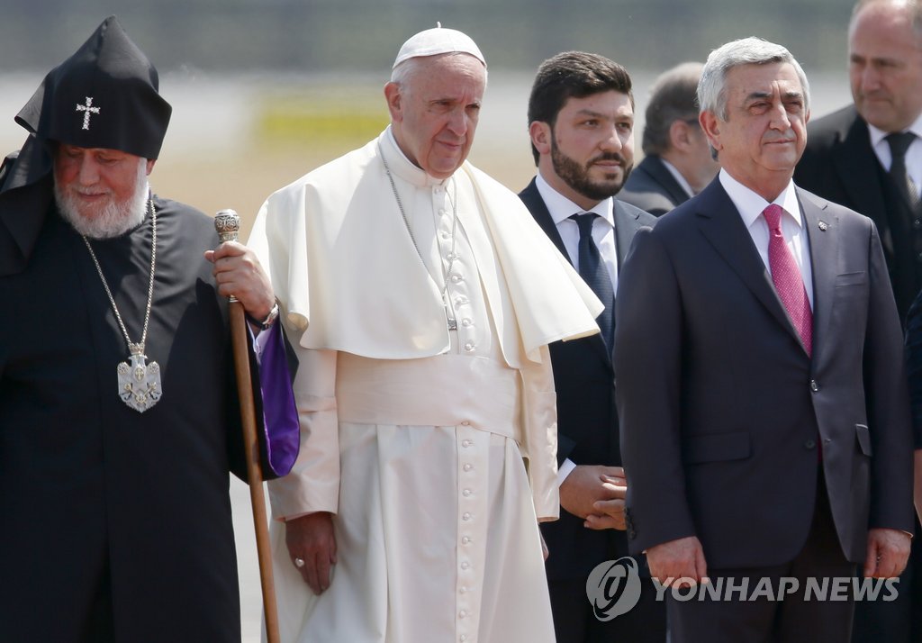 아르메니아 의장대 사열하는 교황