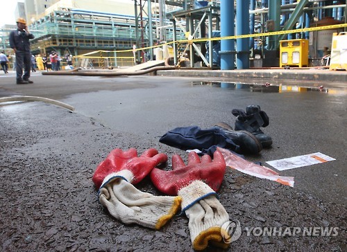 사고현장에 남은 장갑과 안전화