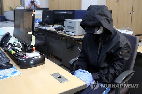 경찰 조사를 받는 최군.