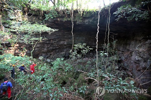 제주 웃산전굴 입구