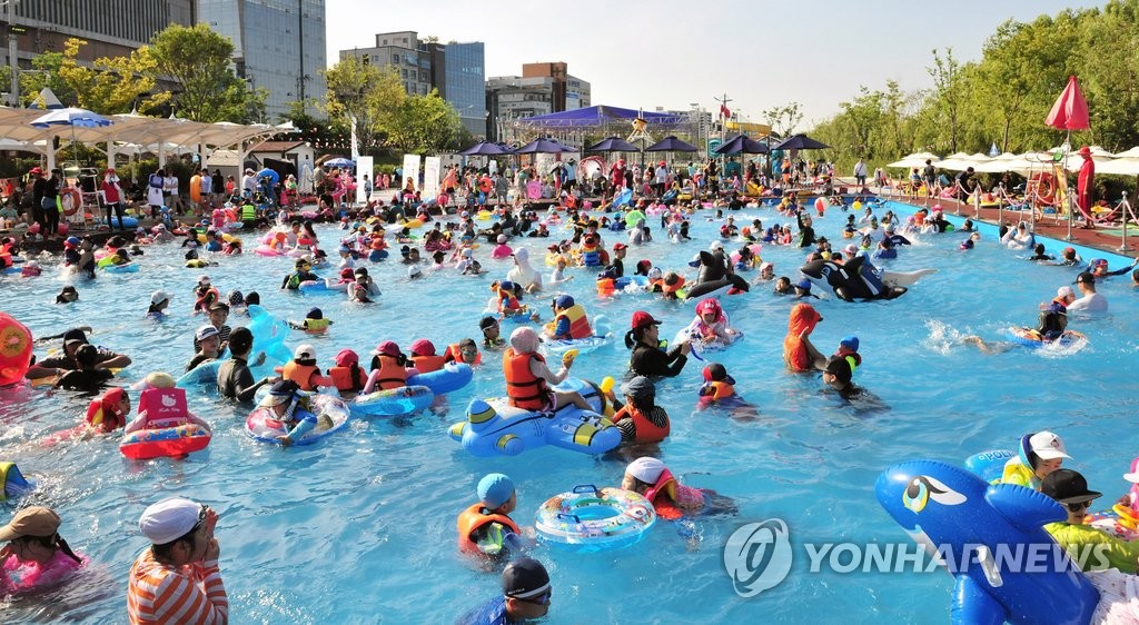 폭염 속 울산 야외물놀이장 '북적'