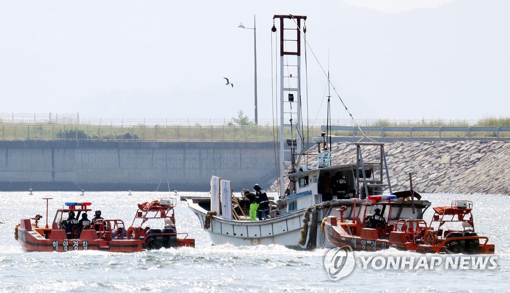 불법조업 외국어선 단속 훈련하는 해경
