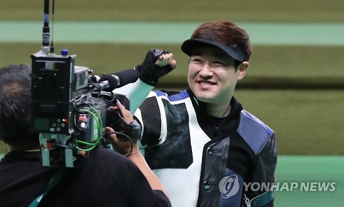 미소짓는 김종현