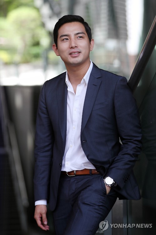 포즈 취하는 프로듀서 신혁
