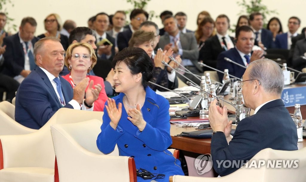 박수치는 박 대통령