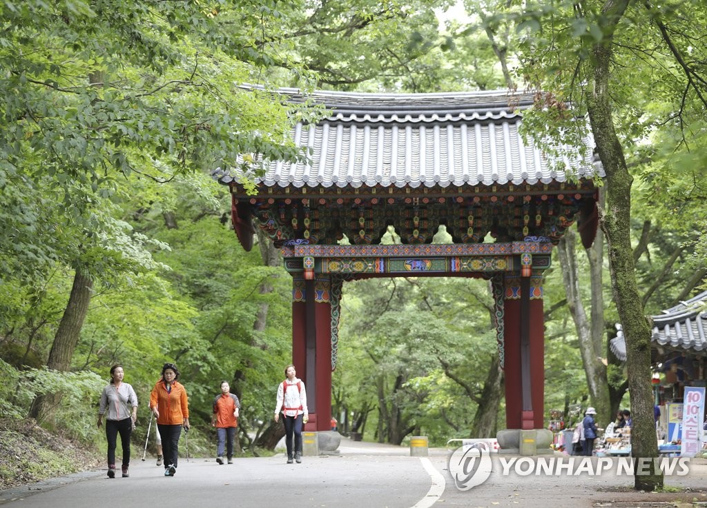 초가을 산행 즐기는 등산객