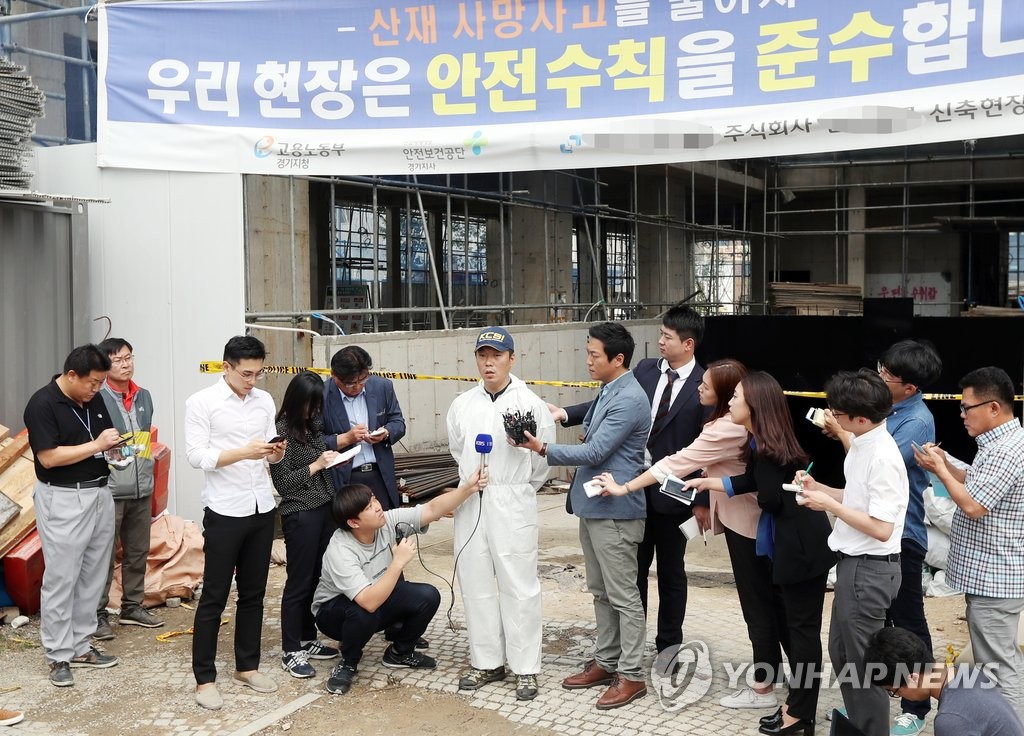 지난 11일 화재가 발생한 김포시 장기동 주상복합건물에서 화재 현장감식 상황을 브리핑 하고 있는 윤세진 경기남부경찰청 과학수사대 계장