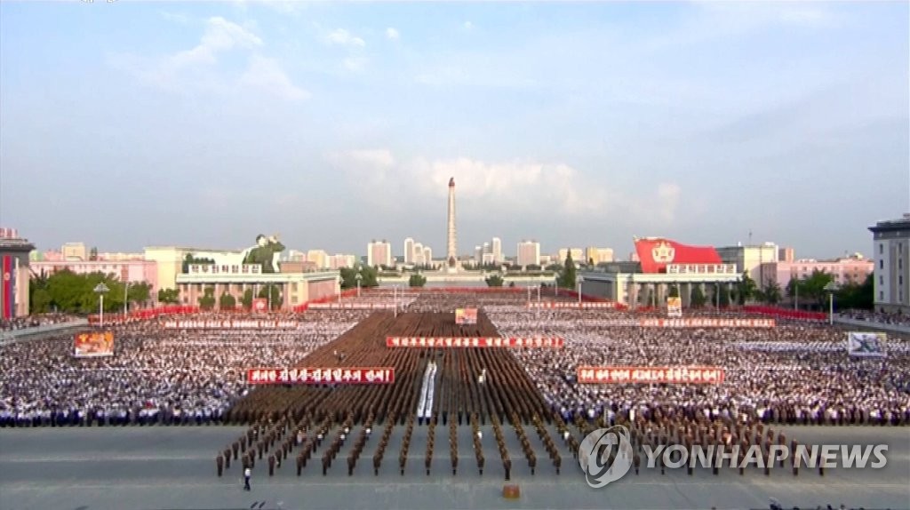 北, 5차 핵실험 평양시 축하행사 개최
(서울=연합뉴스) 북한 조선중앙TV는 13일 평양 김일성광장에서 '핵탄두 폭발시험 성공을 경축하는 평양시 군민연환대회'를 열었다고 보도했다. 사진은 이날 중앙TV가 녹화 방송한 행사장 모습. 2016.9.13 << 국내에서만 사용가능. 재배포 금지. For Use Only in the Republic of Korea. No Redistribution >>
nkphoto@yna.co.kr