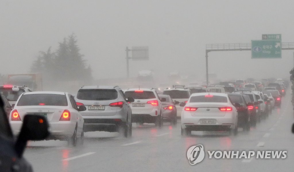 비오는 고속도로 모습