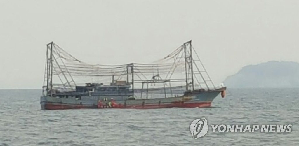 여수 해상 중국어선 화재…승선원 18명 구조