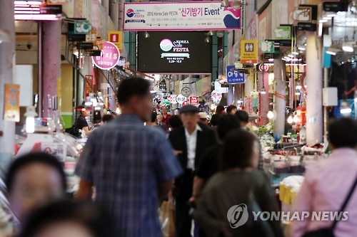 국내 최대 할인축제 '코리아세일페스타' 행사가 진행되고 있는 한 전통시장