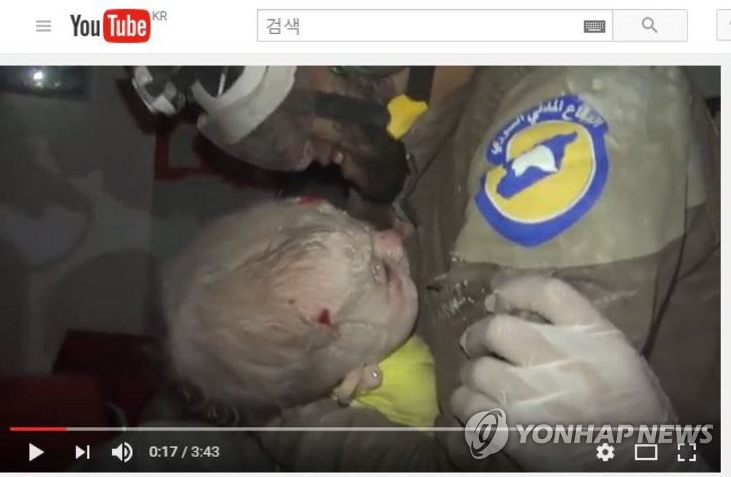  갓난아기 구조 후 오열하는 시리아 '하얀 헬멧' 대원