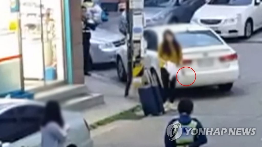 흉기들고 경찰관 위협하는 여성