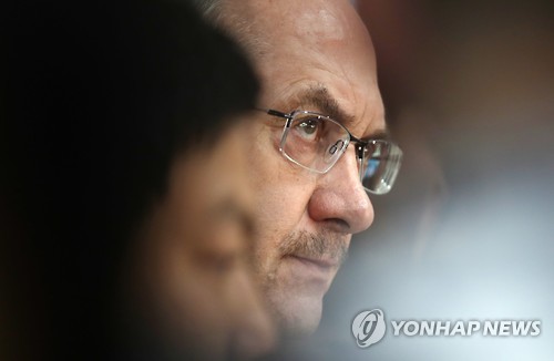 인터뷰하는 슈틸리케 감독