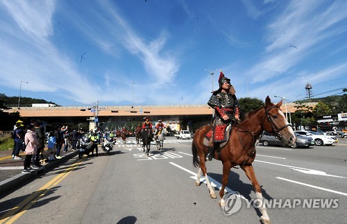노송지대 앞 지나는 정조대왕 능행차 행렬