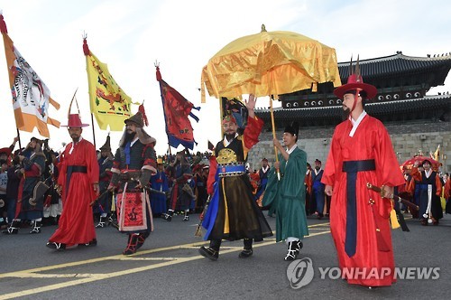 장안문 지나는 정조대왕