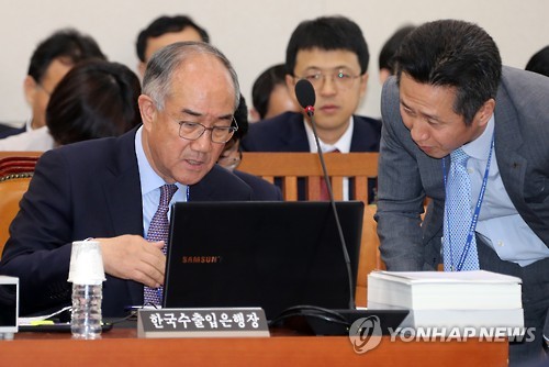 자료 검토하는 이덕훈 한국수출입은행장