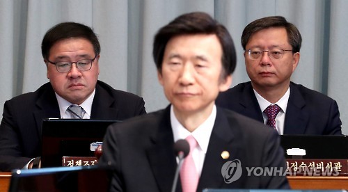 국무회의 참석한 안종범·우병우 수석