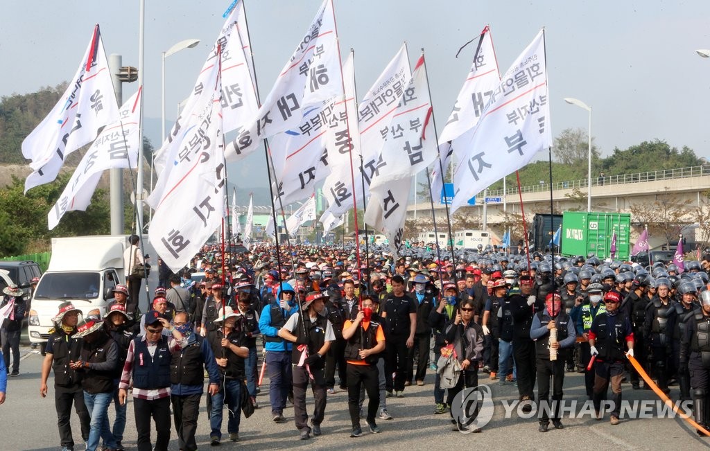 부산 신항 행진하는 화물연대