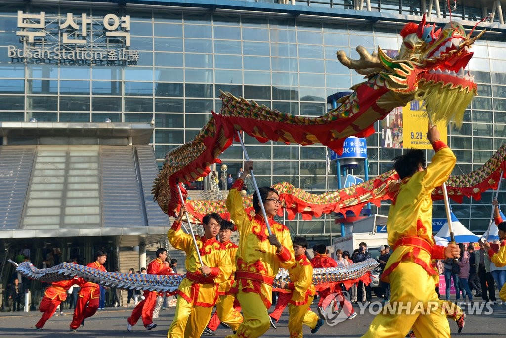 부산 차이나타운 축제서 선보인 용춤
