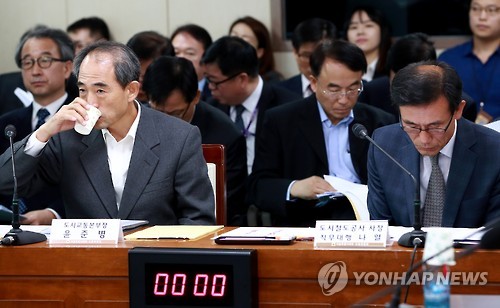물 마시는 윤준병 도시교통본부장