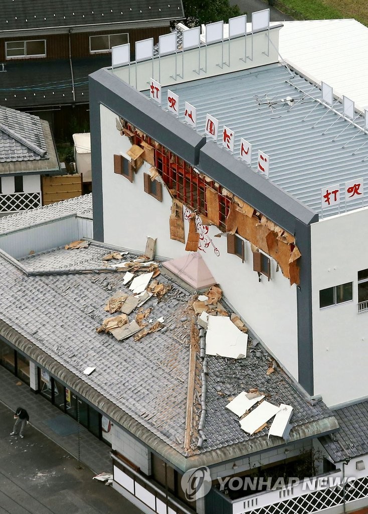 일본 돗토리현 강진으로 붕괴한 건물 외벽