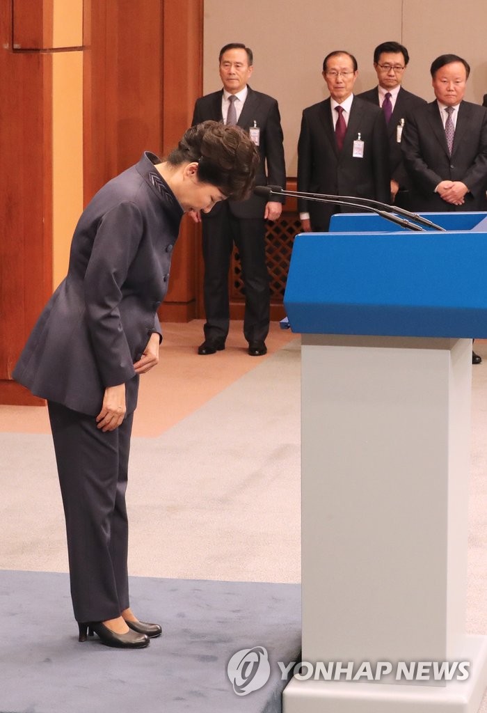 대국민사과 후 인사하는 박 대통령