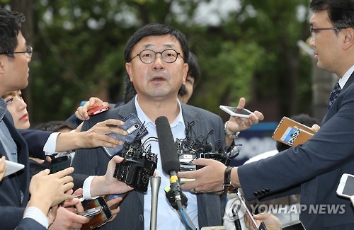 취재진 질문에 답하는 조인근 전 비서관