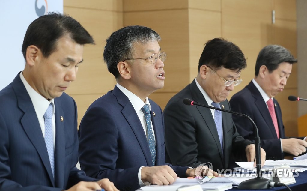 브리핑하는 차관들