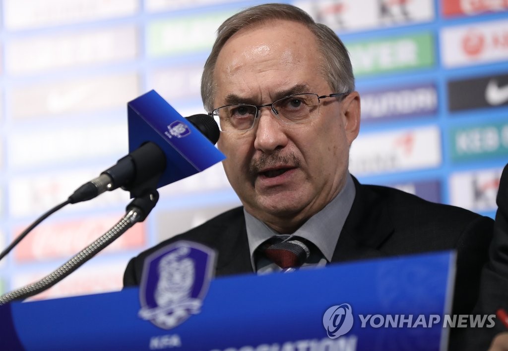 대표팀 명단 발표 기자회견하는 슈틸리케 감독
