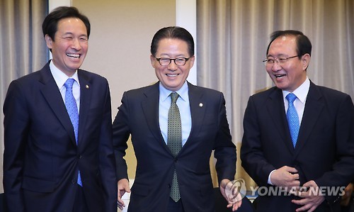 야당은 일단 미소부터