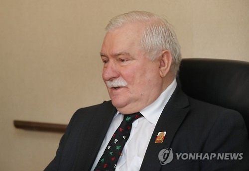인터뷰하는 바웬사 전 폴란드 대통령