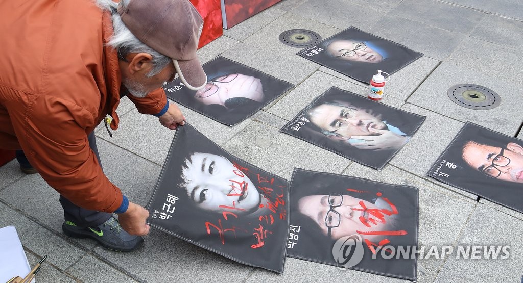 '박근혜-최순실게이트' 풍자 문화계 퍼포먼스
