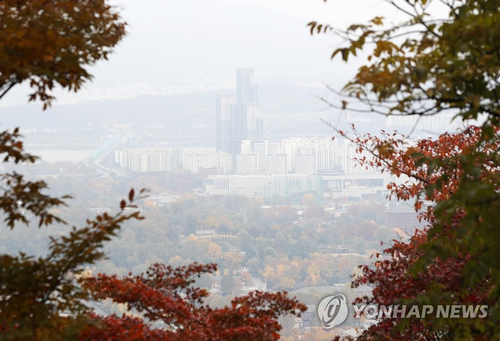 흐린 가을 속 서울