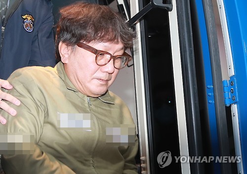 호송차에서 내리는 송성각