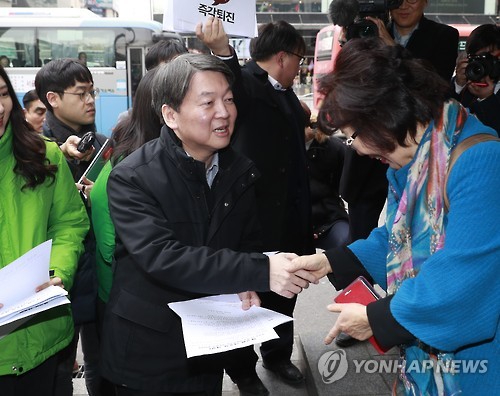 시민과 악수하는 안철수