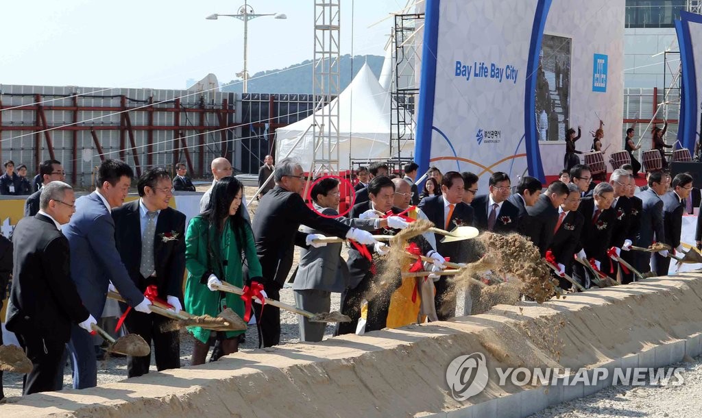 엘시티 기공식서 첫 삽 뜨는 이영복 회장