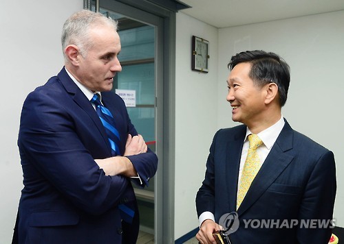 세계은행 부총재와 환담하는 송인창 기재부 국제경제관리관(오른쪽)