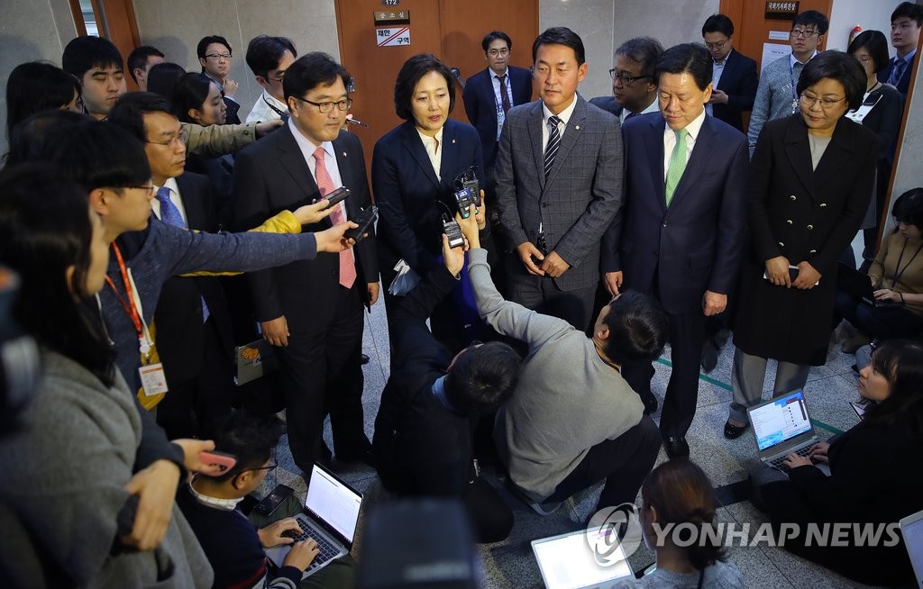 질문에 답하는 여야 의원들